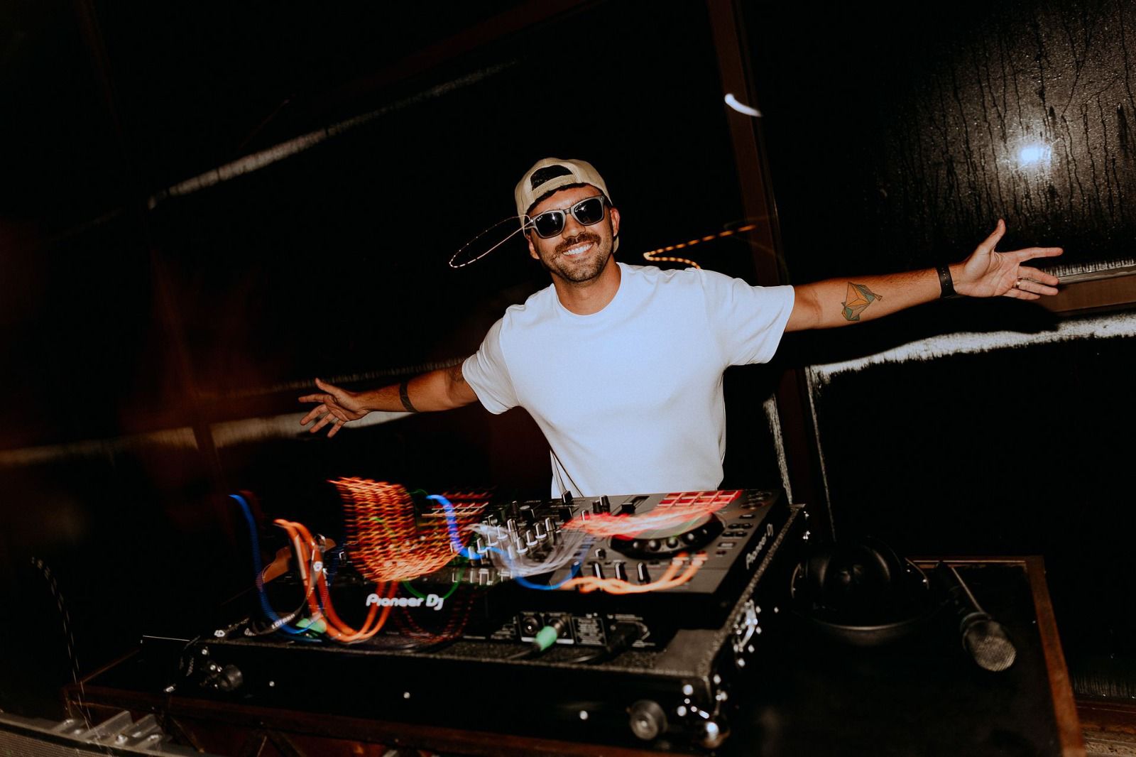 DJ LOFARO — O som que define o momento